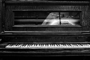 Outdoor Piano – Black and White
